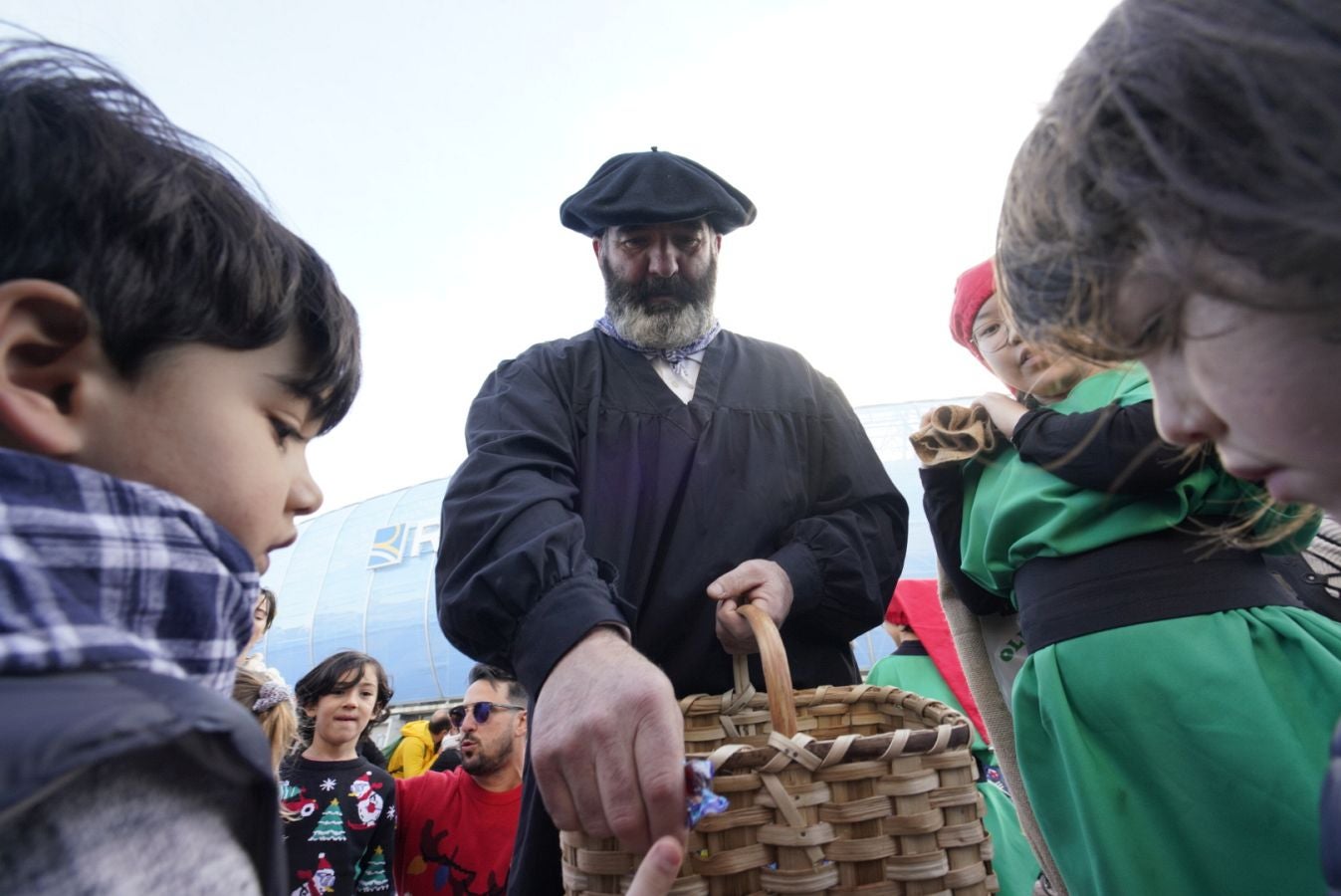 Fotos: Olentzero y Mari Domingui reparten ilusión en Donostia