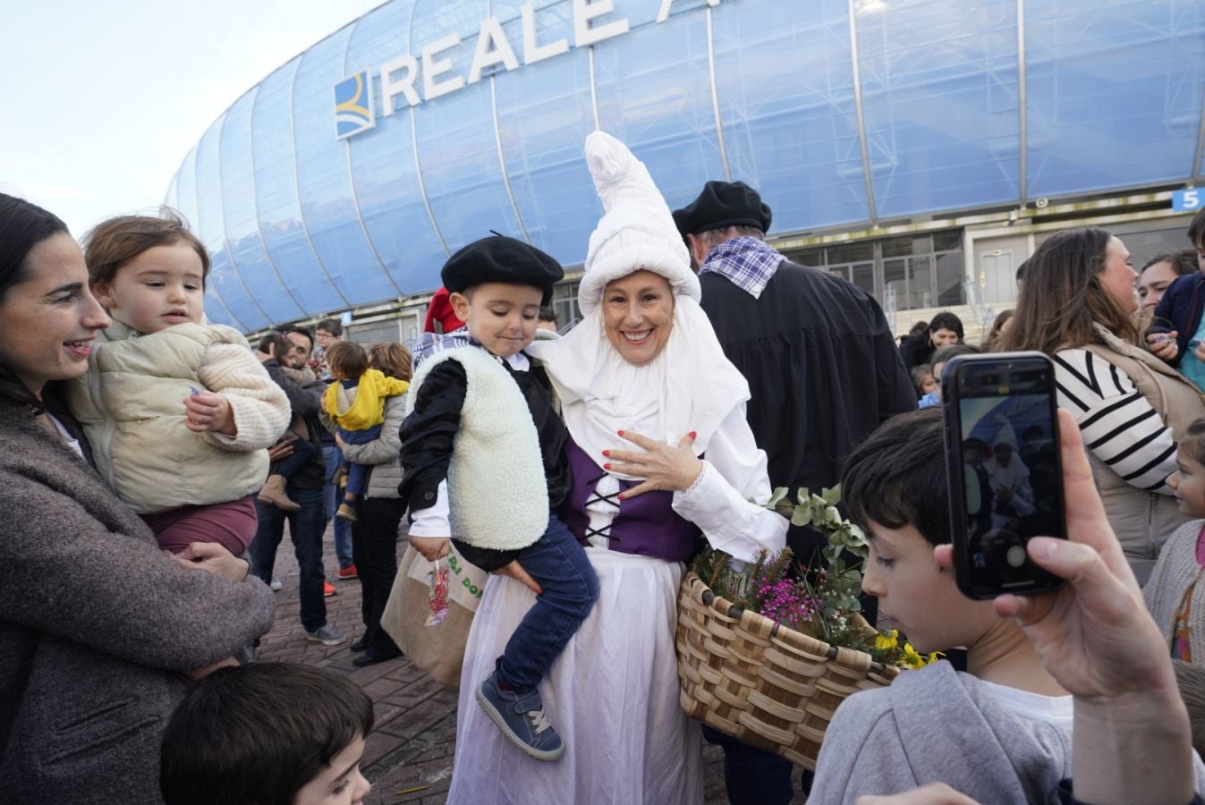 Fotos: Olentzero y Mari Domingui reparten ilusión en Donostia