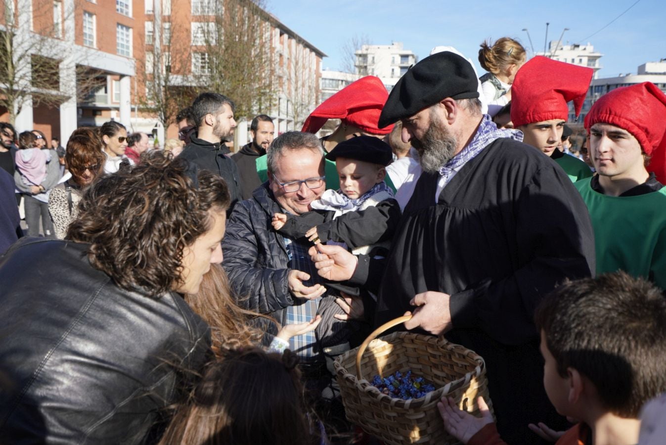 Fotos: Olentzero y Mari Domingui reparten ilusión en Donostia