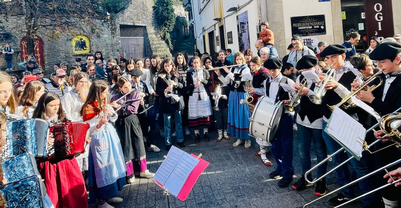 Fotos: Olentzero y Mari Domingi, en Oñati