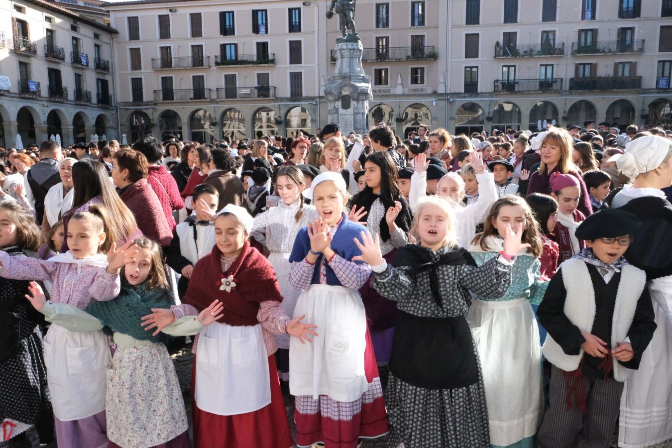 Fotos: Decenas de niños reciben a Olentzero en Zumarraga