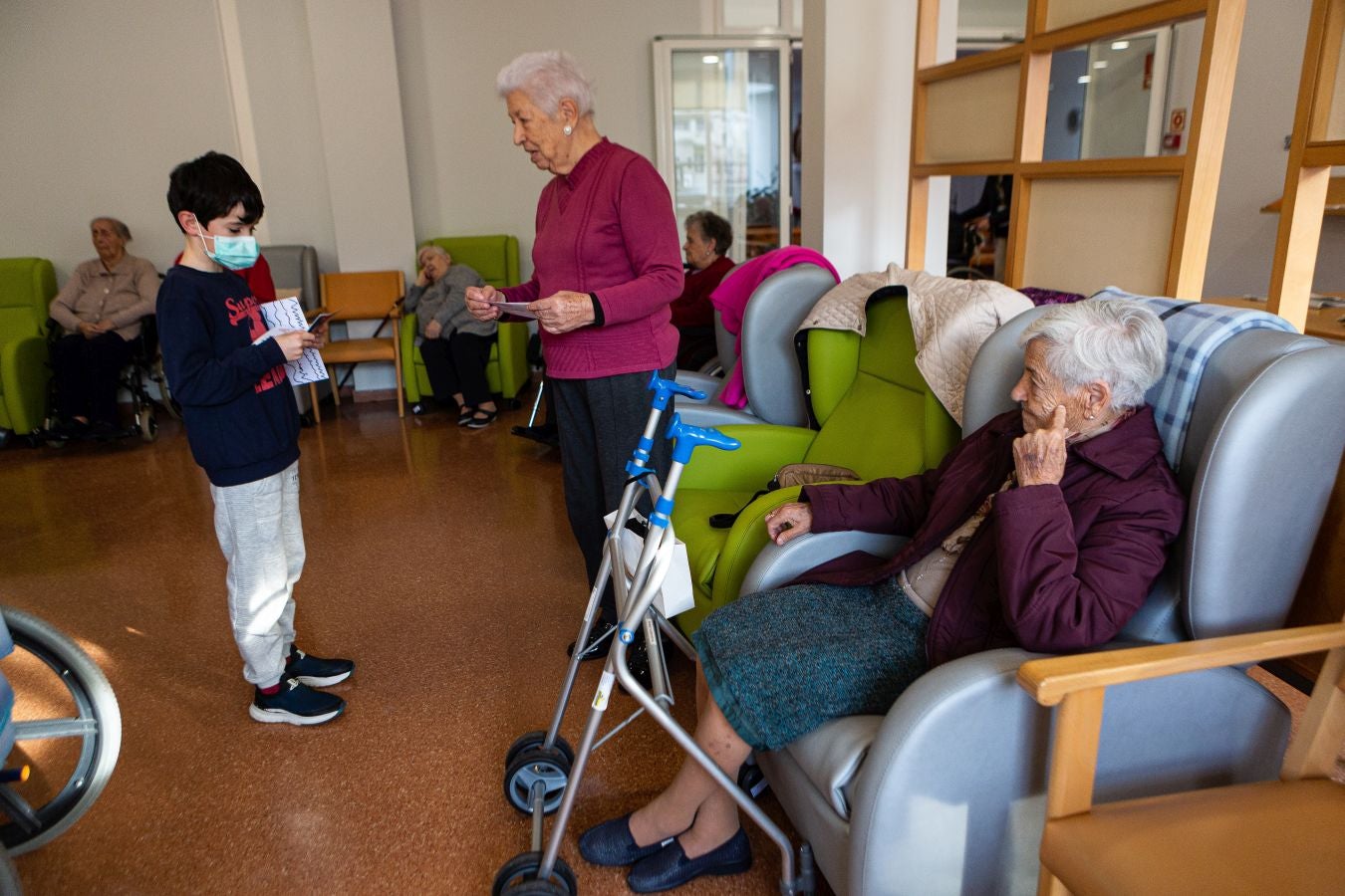 Fotos: Cartas que llevan la Navidad a la residencia de Andoain