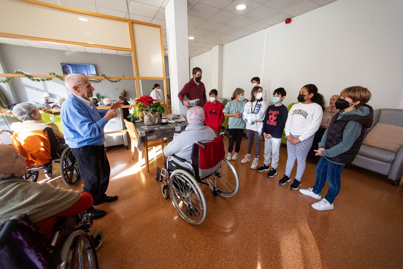 Fotos: Cartas que llevan la Navidad a la residencia de Andoain