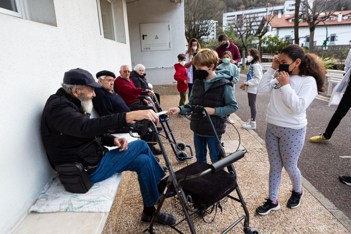 Fotos: Cartas que llevan la Navidad a la residencia de Andoain