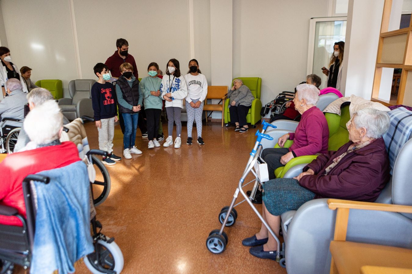 Fotos: Cartas que llevan la Navidad a la residencia de Andoain