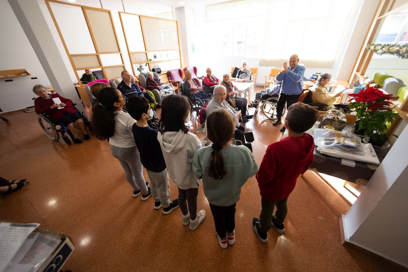 Fotos: Cartas que llevan la Navidad a la residencia de Andoain