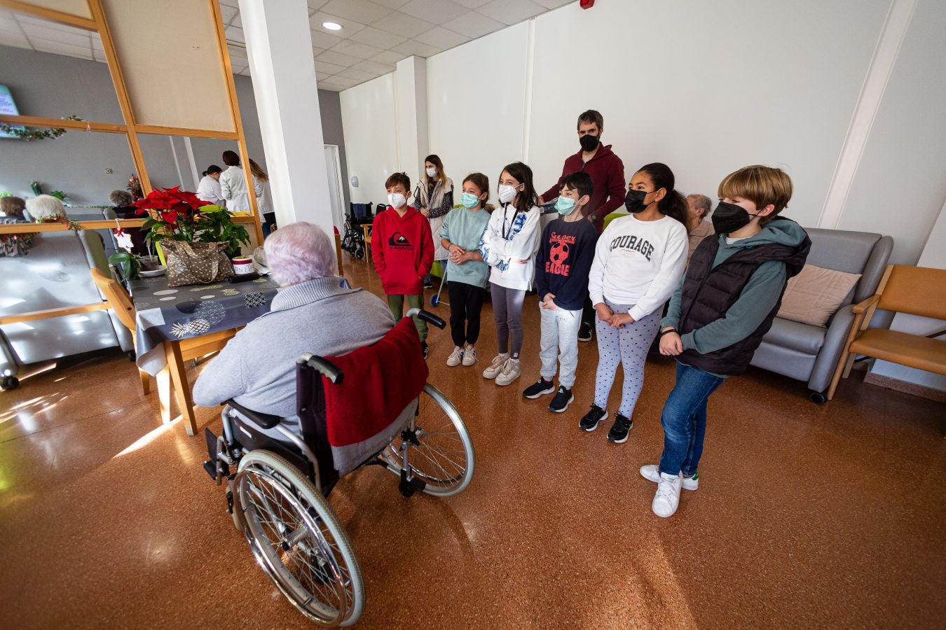 Fotos: Cartas que llevan la Navidad a la residencia de Andoain