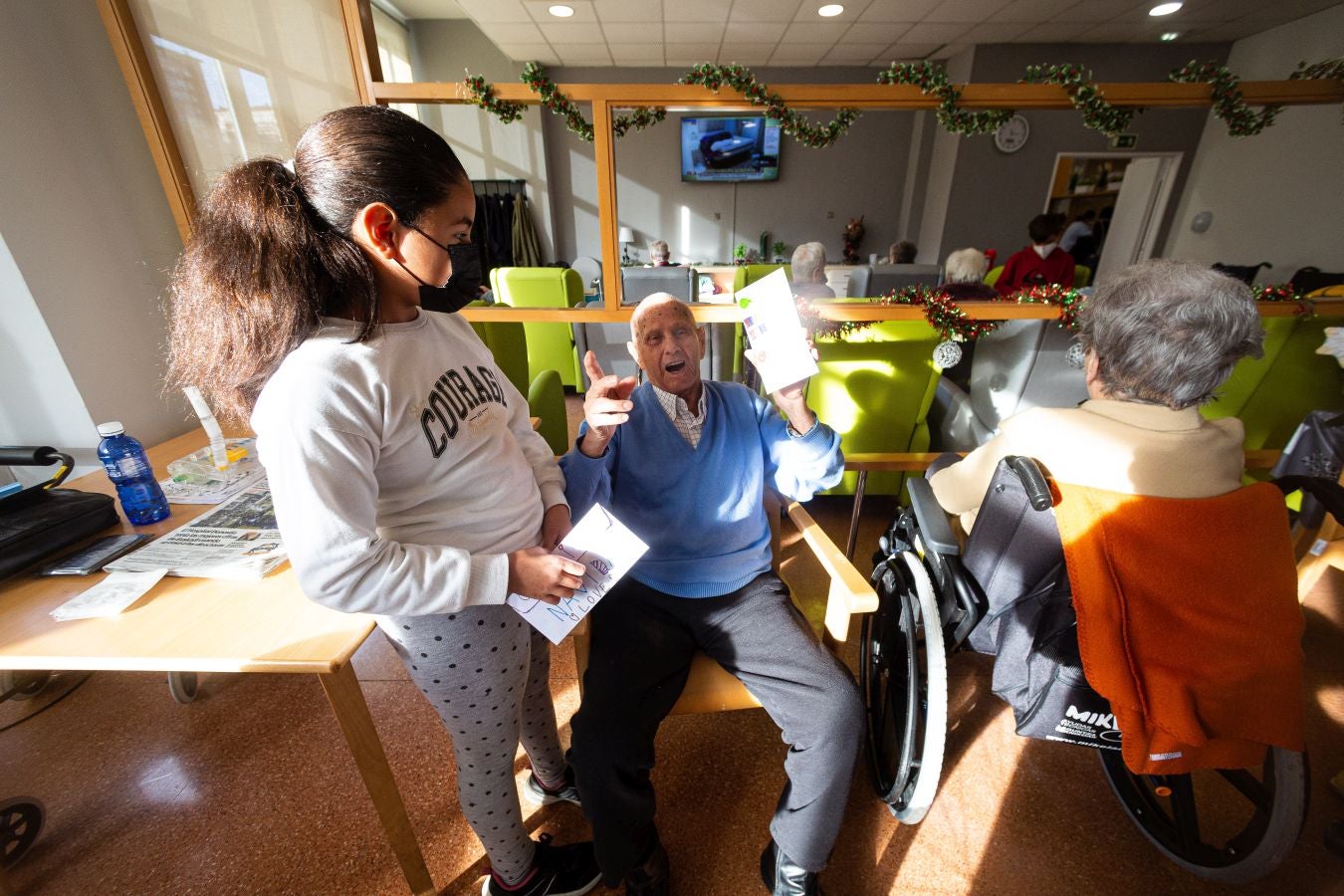 Fotos: Cartas que llevan la Navidad a la residencia de Andoain