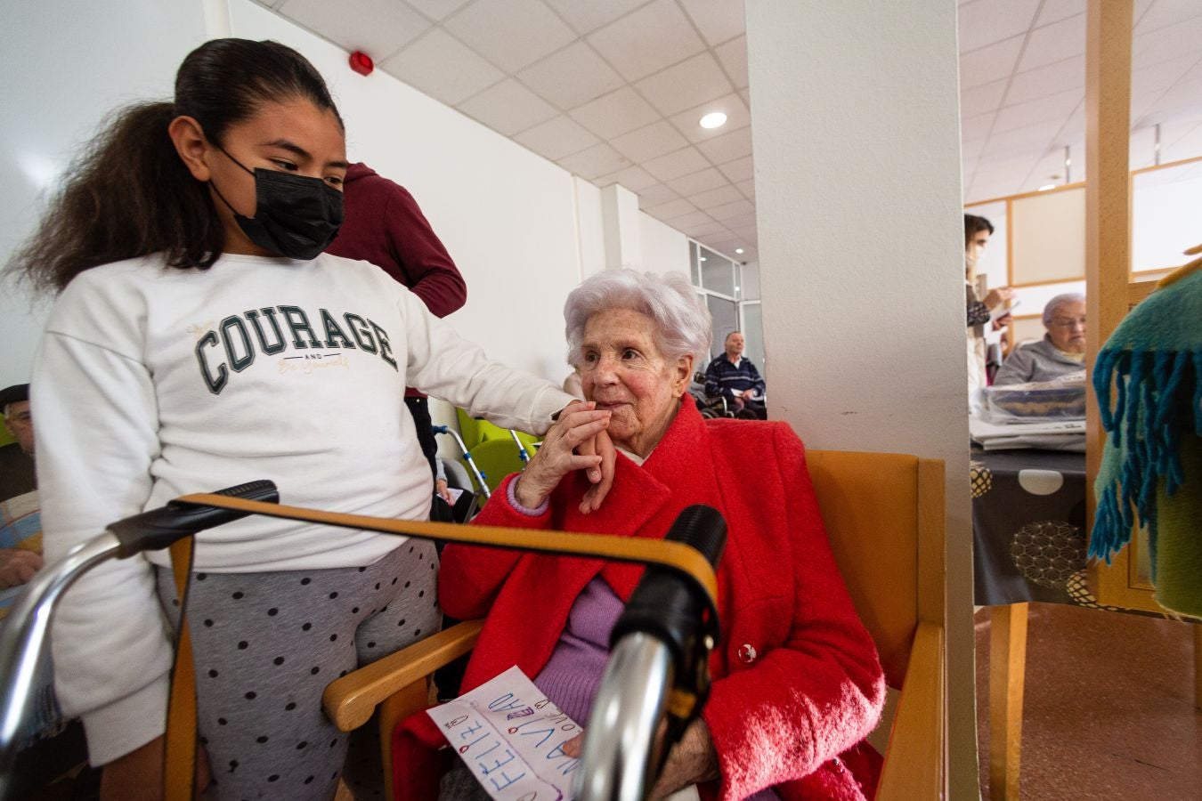 Fotos: Cartas que llevan la Navidad a la residencia de Andoain