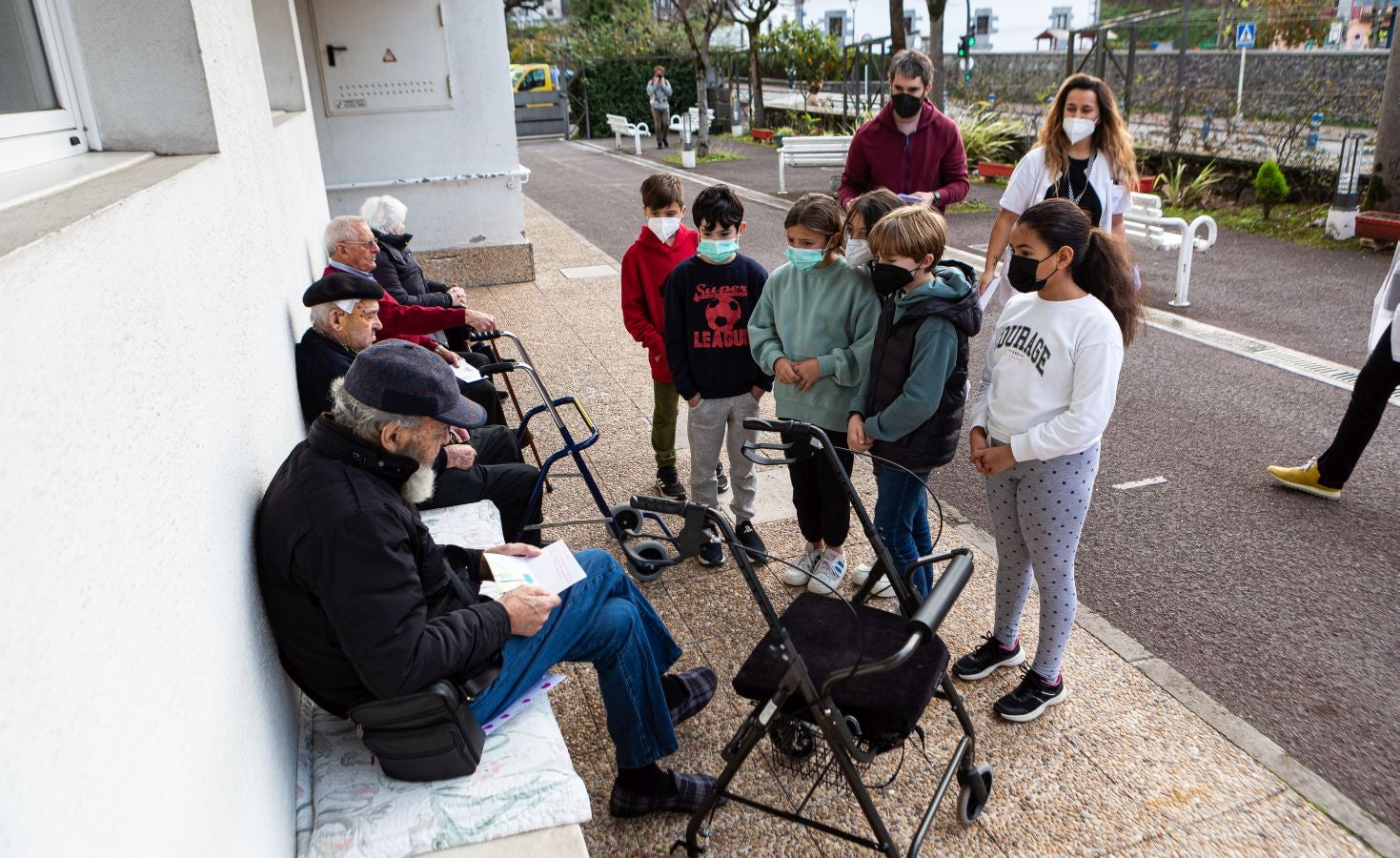 Fotos: Cartas que llevan la Navidad a la residencia de Andoain