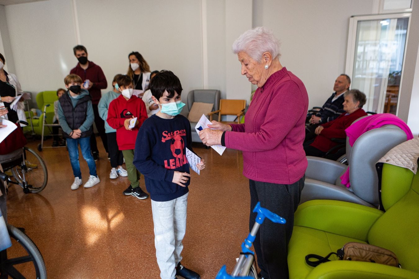 Fotos: Cartas que llevan la Navidad a la residencia de Andoain