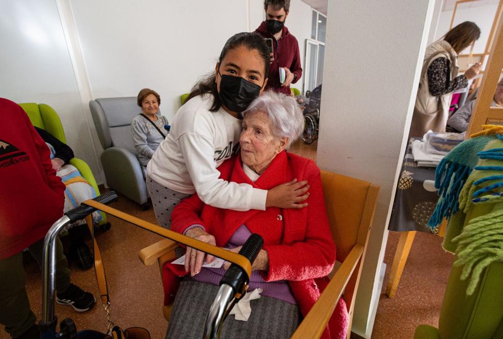 Fabiola abraza a una usuaria de la residencia de Andoain. 
