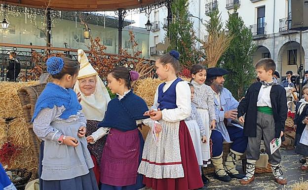 Imagen principal - Intenso recorrido de Olentzero y Mari Domingi por toda Gipuzkoa