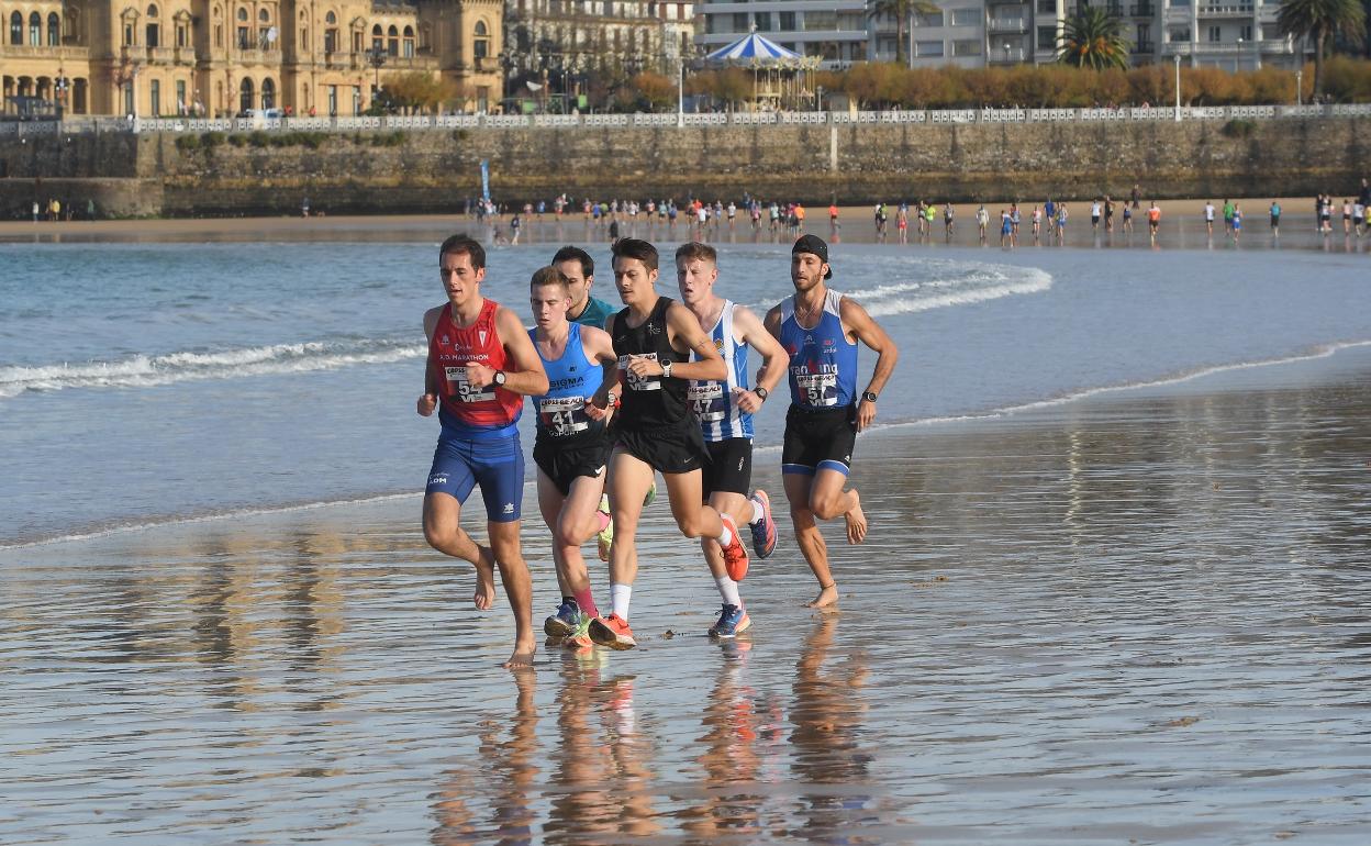 Corredores, por la orilla de La Concha, participan en el Cross-Beach.