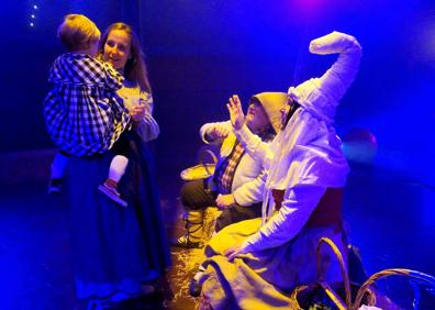 Imagen secundaria 1 - Intenso recorrido de Olentzero y Mari Domingi por toda Gipuzkoa