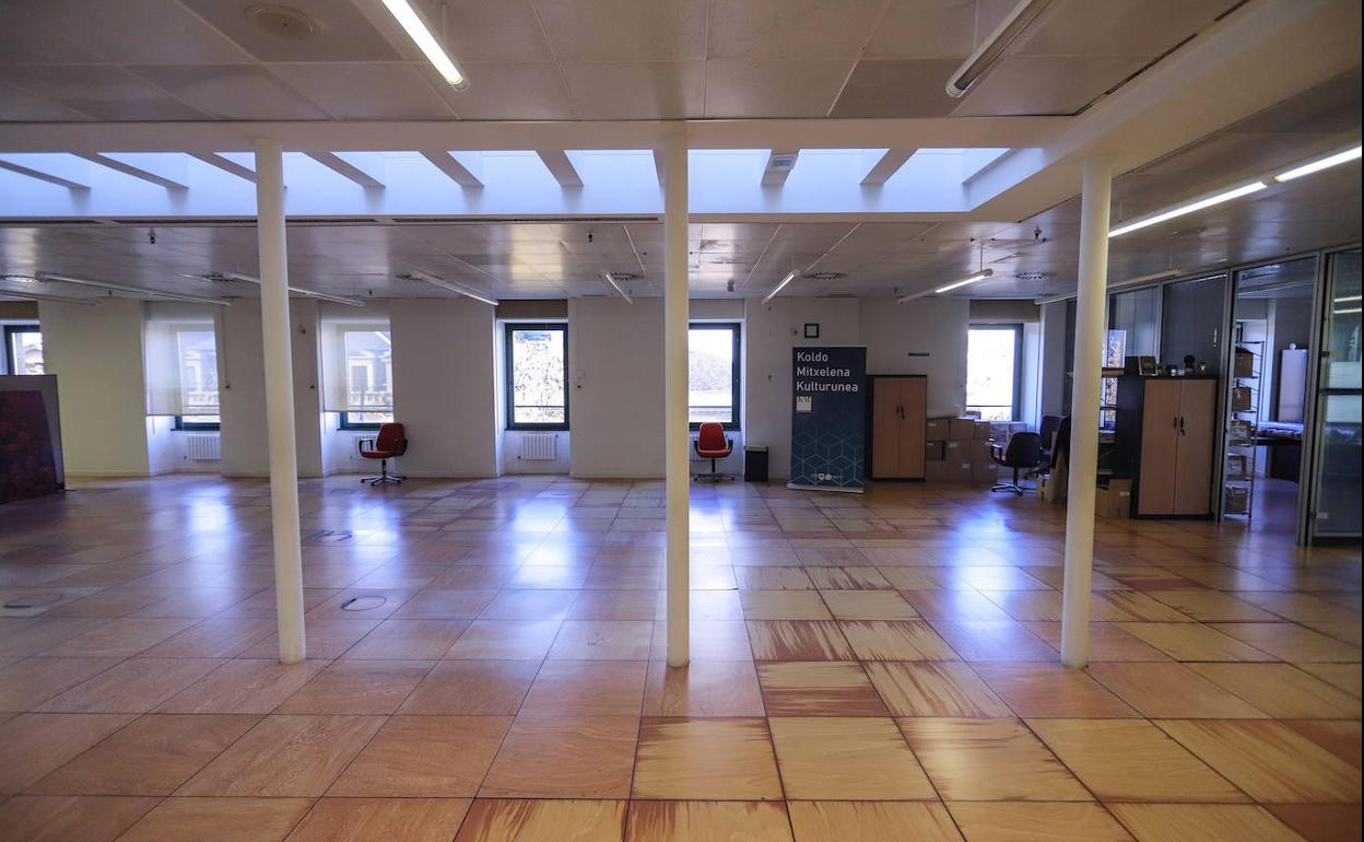 El espacio que ocupaban las oficinas en la última planta del Koldo Mitxelena ya se encuentra en su mayor parte vacío. 