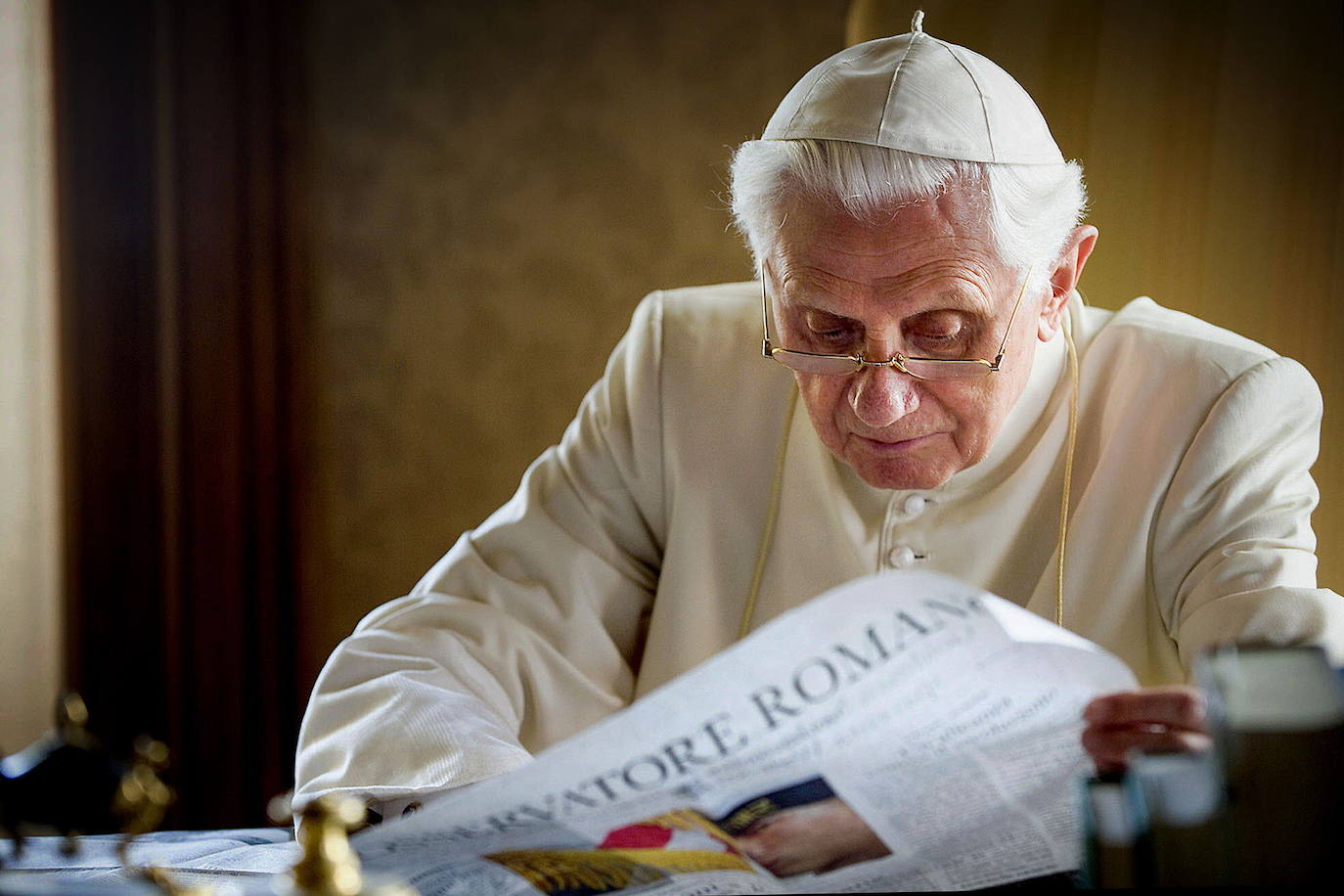 El Papa lee el periódico 'Osservatore Romano' en su residencia de verano de Castelgandolfo, al sur de Roma.