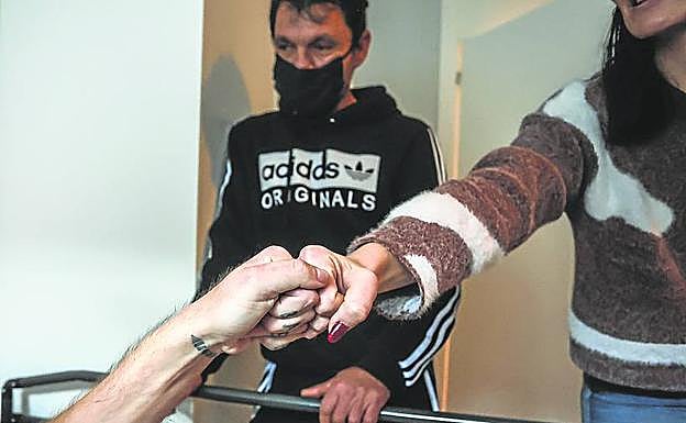 No puede hablar, ni comer, ni andar, pero sigue vivo. 