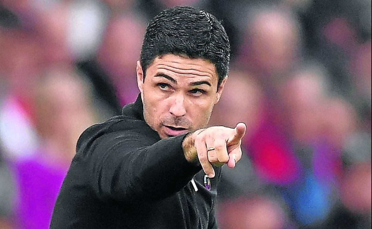 Mikel Arteta dirigiendo un partido del Arsenal. 