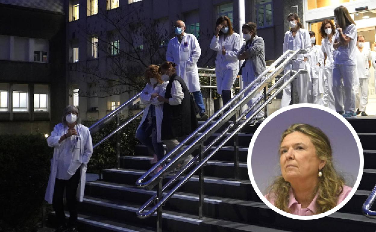 Sanitarios salen del Hospital de Donostia para la concentración de este lunes.