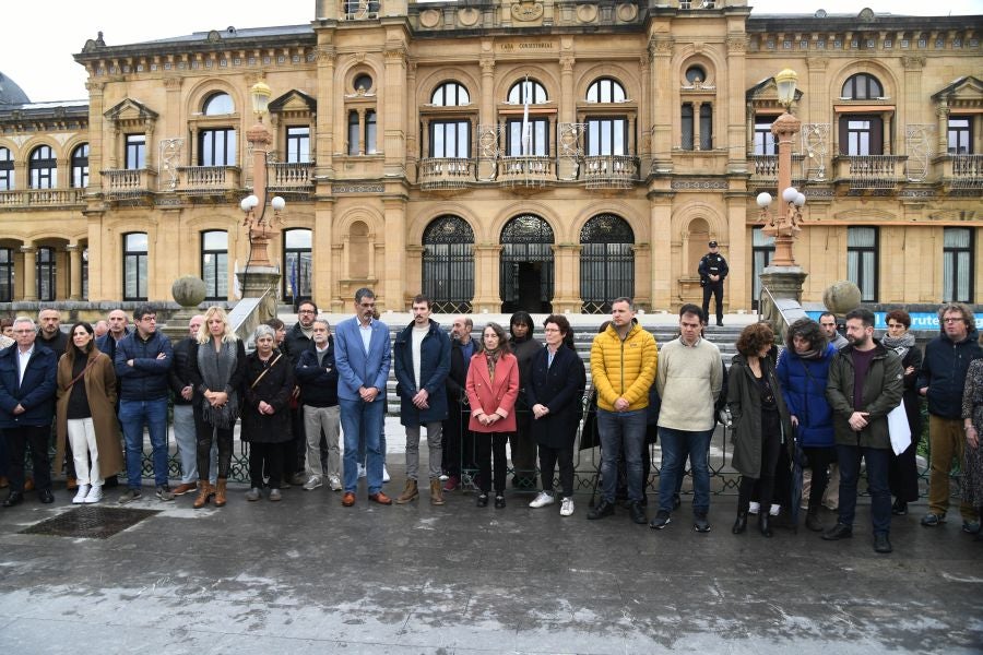 Fotos: Dolor y lágrimas en la concentración en recuerdo a Lukas Agirre
