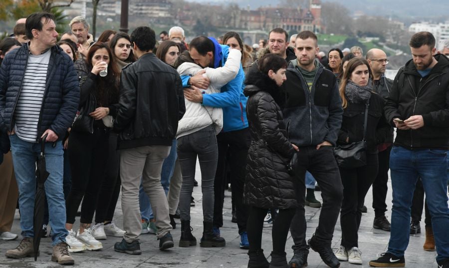 Fotos: Dolor y lágrimas en la concentración en recuerdo a Lukas Agirre