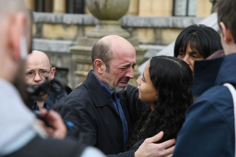 Fotos: Dolor y lágrimas en la concentración en recuerdo a Lukas Agirre