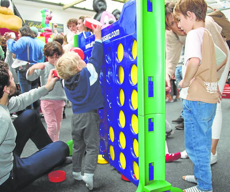 Fotos: Niños y niñas disfrutan de la Navidad en el parque infantil