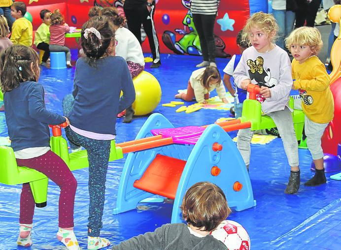 Fotos: Niños y niñas disfrutan de la Navidad en el parque infantil