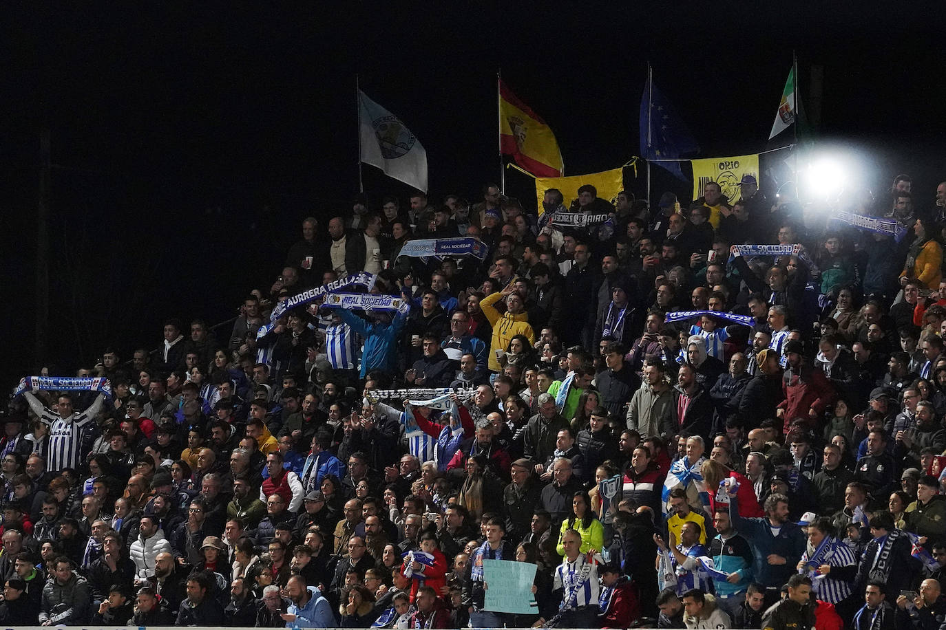 La afición txuri-urdin anima a la Real en Coria.