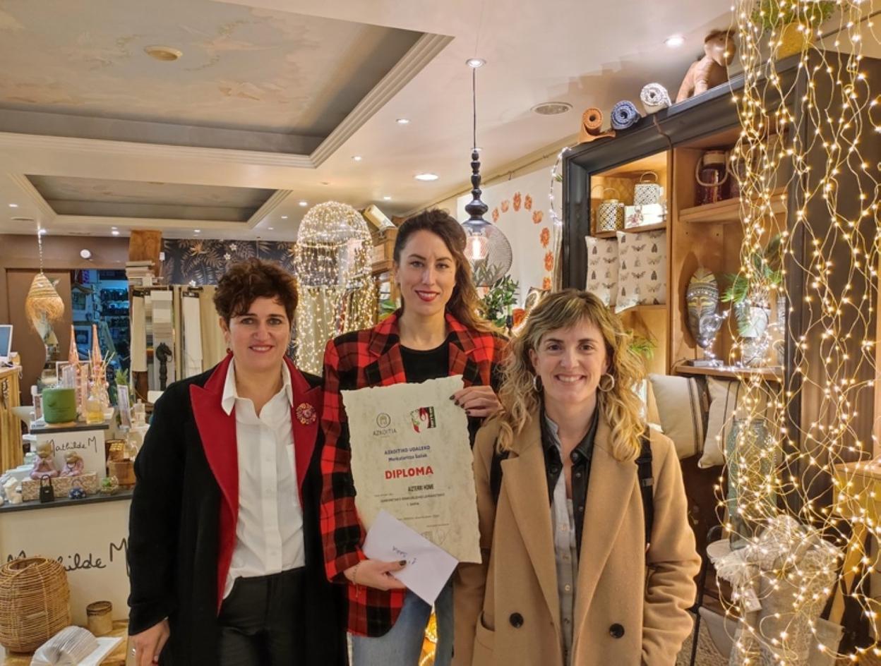 La ganadora Txaro Alberdi junto a las representantes municipal y de Herrixen