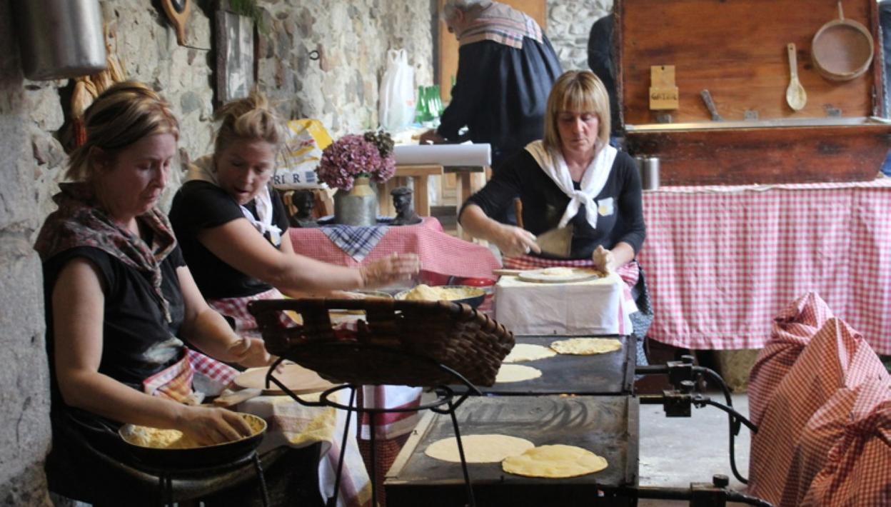 Urolako XXIII. Ezti Lehiaketaren, XXXI. Barazki eta Fruta Lehiaketaren Zestoako XXII. Sagardo Lehiaketaren irabazleak udal ordezkariekin. Txikitxoek nahiz helduek festaz. 