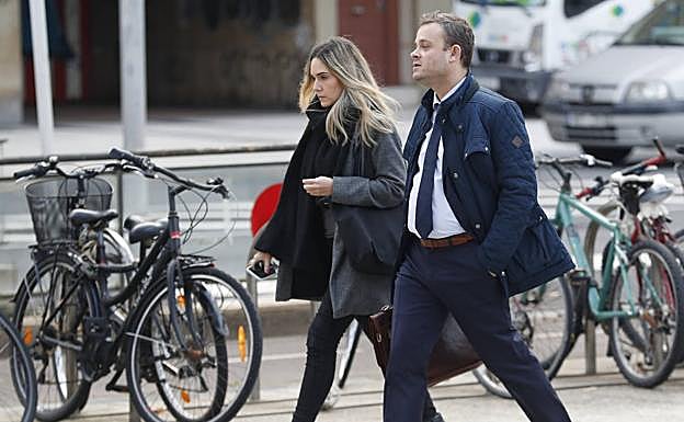 Juan Enrique Álvarez Fanjul, abogado de uno de los acusados, a su llegada a los juzgados.