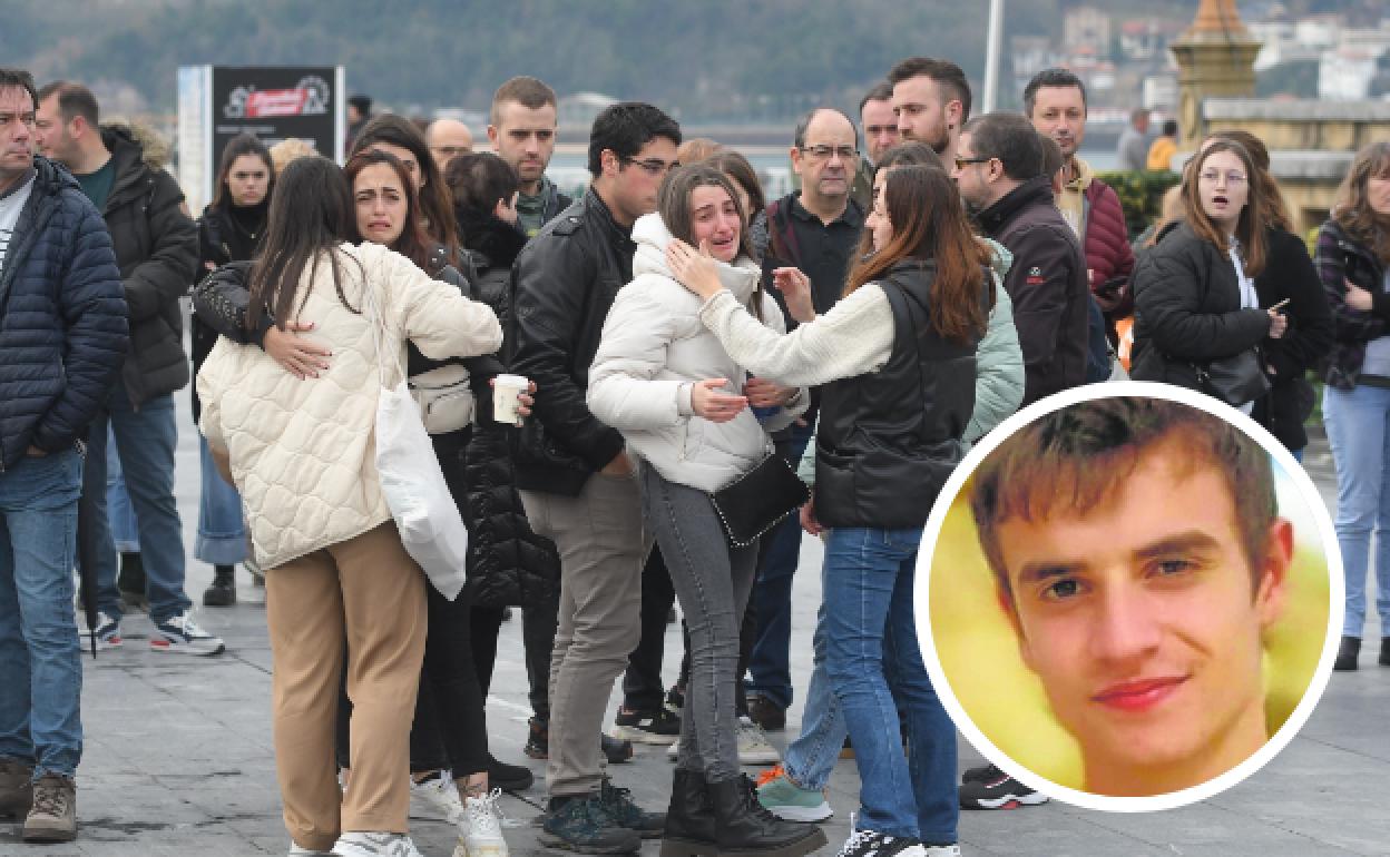 Lágrimas y abrazos entre los amigos de Lukas Agirre durante la concentración celebrada este martes en Donostia. 