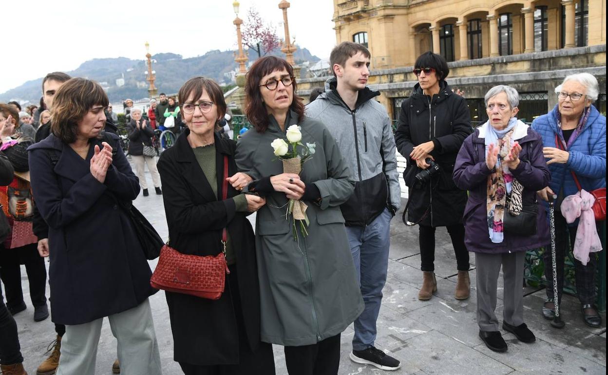 La madre de Lukas Agirre, con un ramo de flores, este mediodía en la concentración celebrada en San Sebastián para condenar el crimen