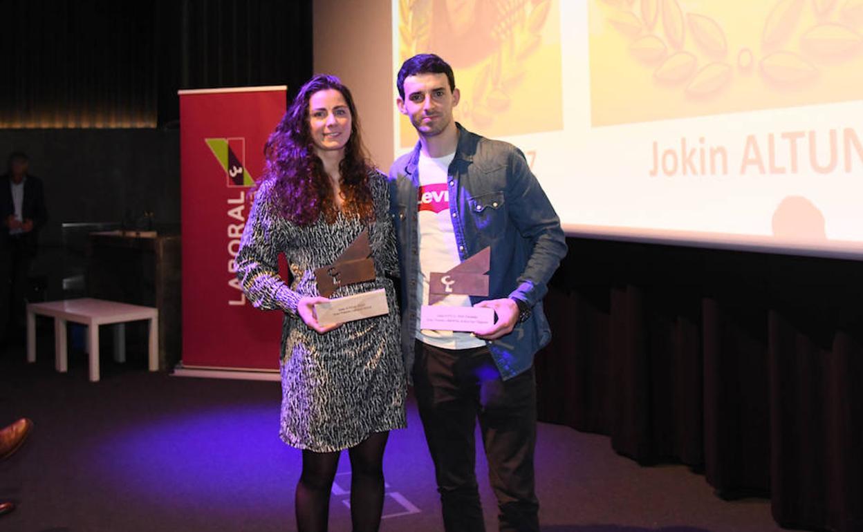Alba Menéndez y Jokin Altuna posan con los premios otorgados por la Asociación de la Prensa Deportiva de Gipuzkoa, en la gala celebrada en el Aquarium.