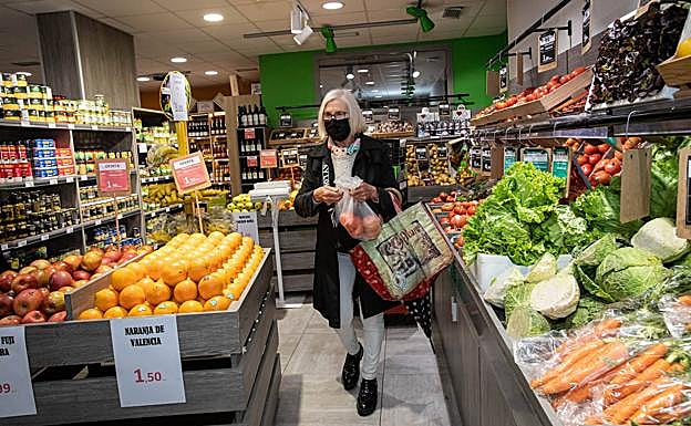 El Gobierno elimina el IVA de los alimentos básicos y dará 200 euros a las rentas bajas 