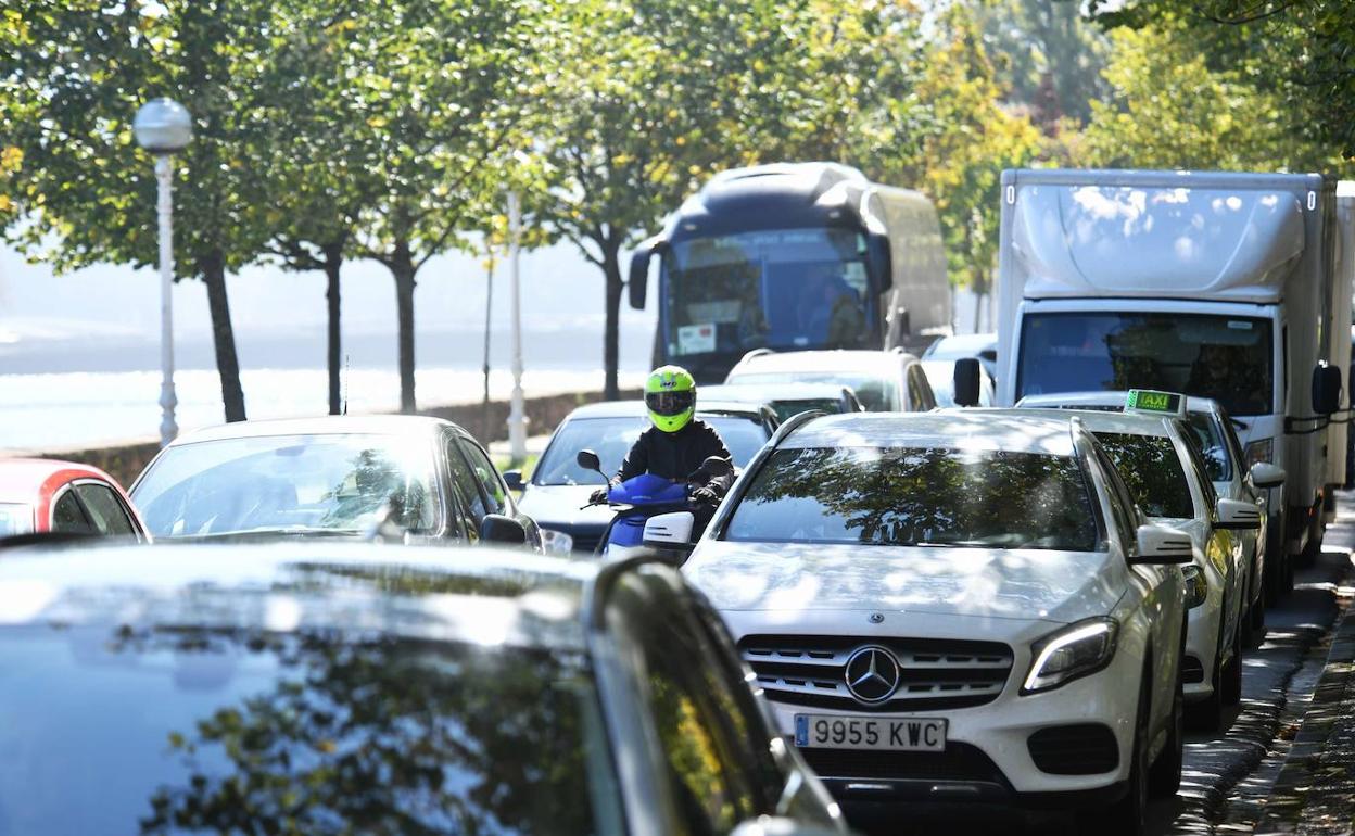 Atasco en una de las vías principales de Donostia. 