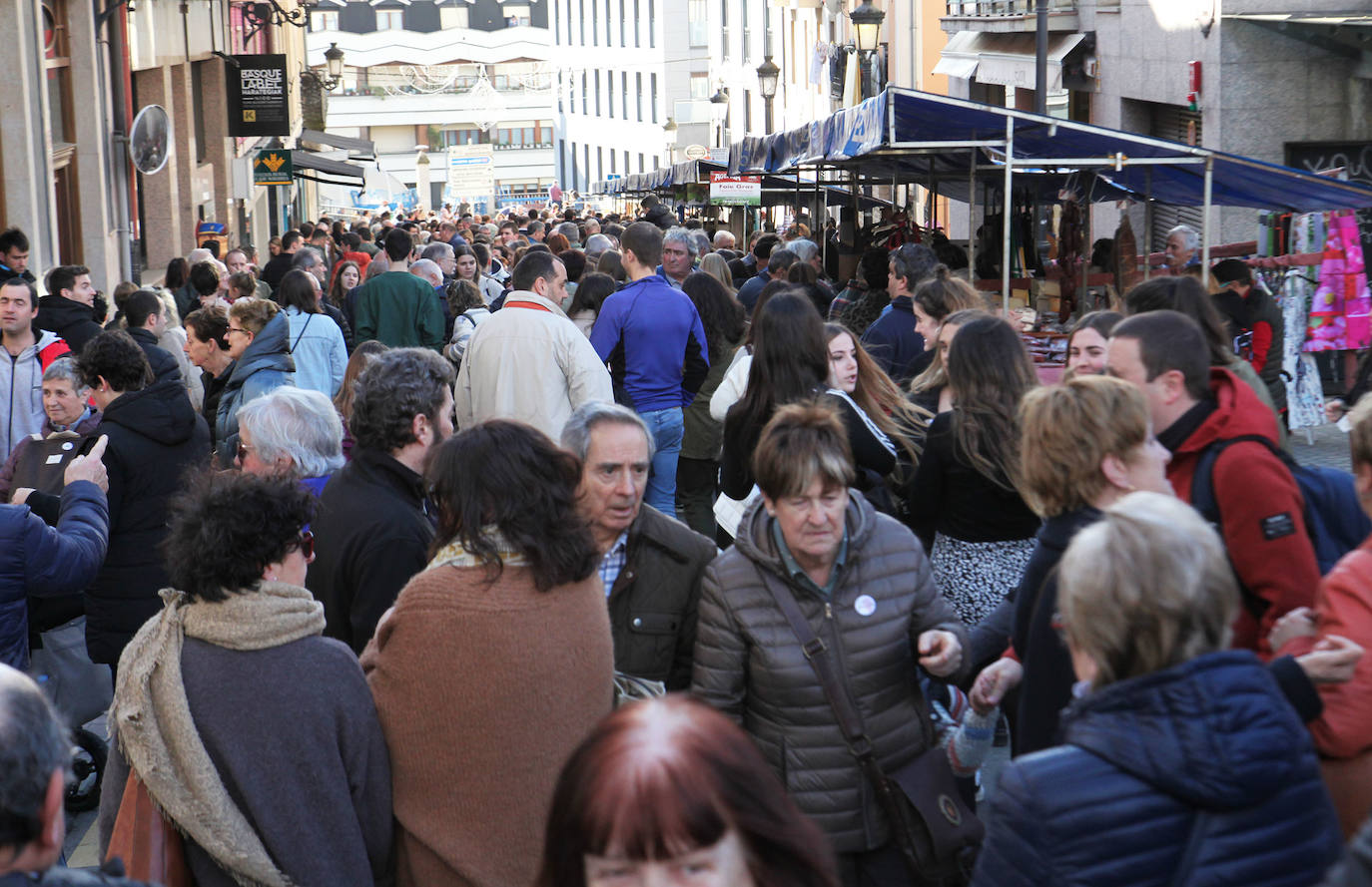 Fotos: Ambiente navideño en una feria muy especial en Ordizia