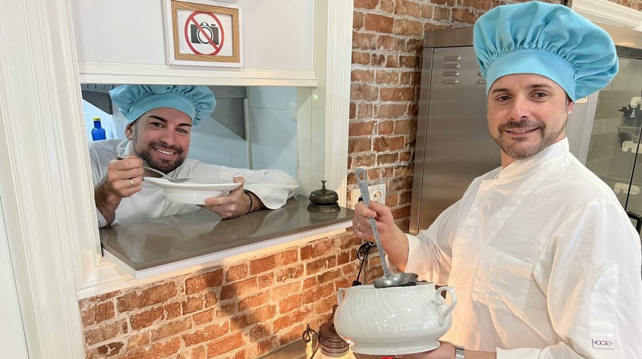 Josu Cipitria y Jesús de la Cruz ayer, en plenos preparativos de los menús para Nochevieja en la cocina de 'Buen Bokado'. 