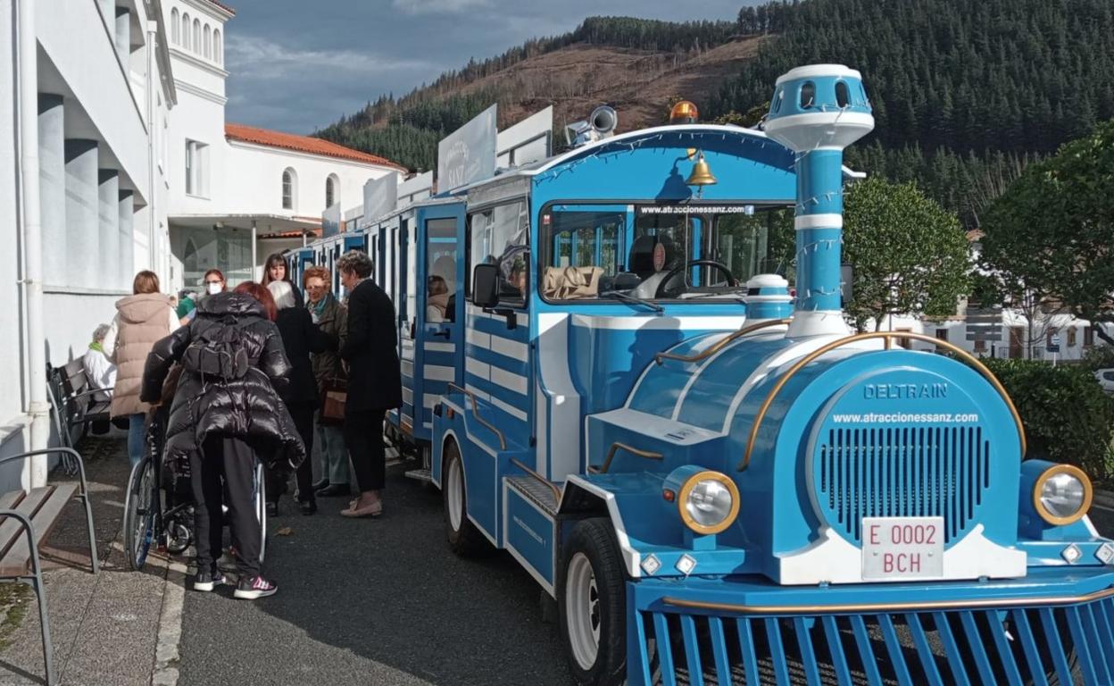 El tren txu txu durante una de sus paradas en la residencia Santa Cruz, el pasado 23 de diciembre. 
