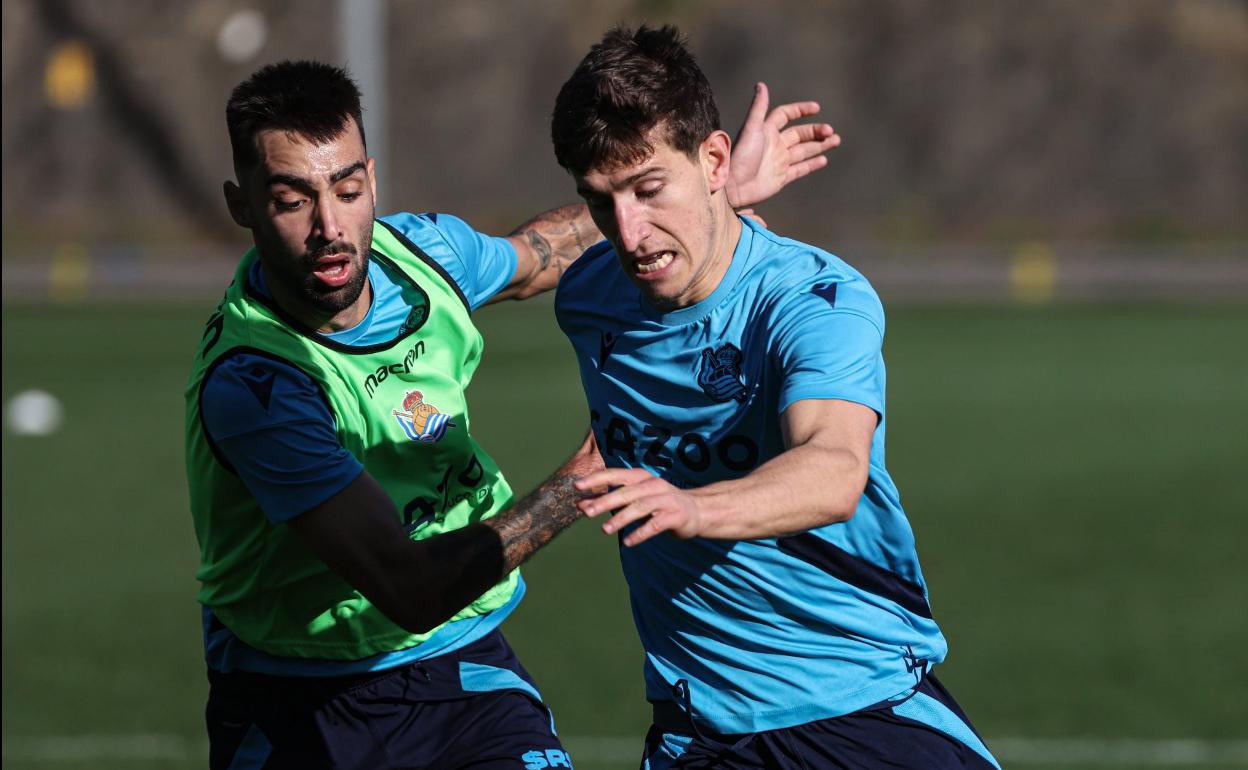 Aihen y Brais en el entrenameinto de ayer en Zubieta. 