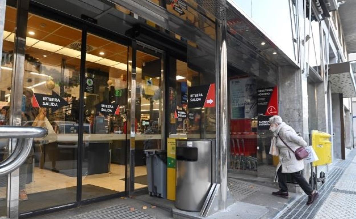 Entrada a un supermercado de Donostia, hoy por la mañana. 