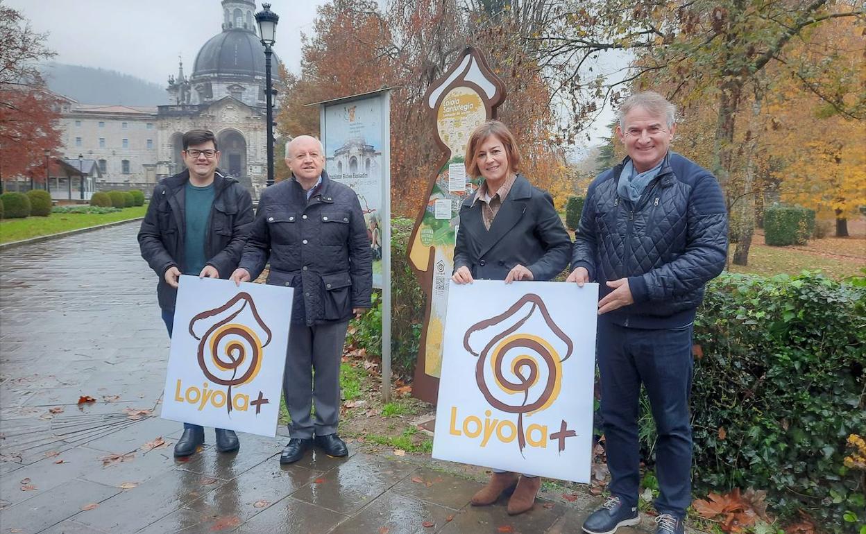 La alcaldesa, Nagore Alkorta, y los concejales Agustín Lizarralde y Ander Ugarte junto al jesuita Ignacio Echarte. 