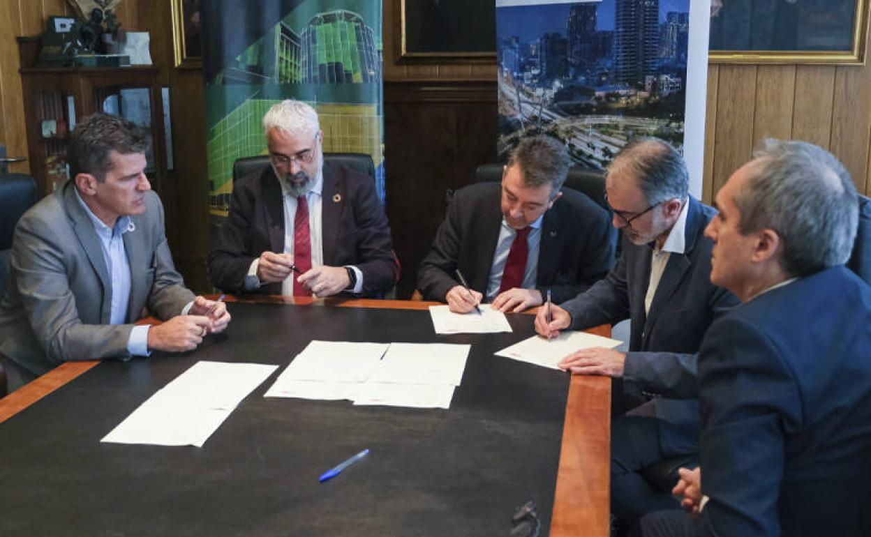 UPV/EHUko eta CAFeko ordezkariak sinatzeko unean. 