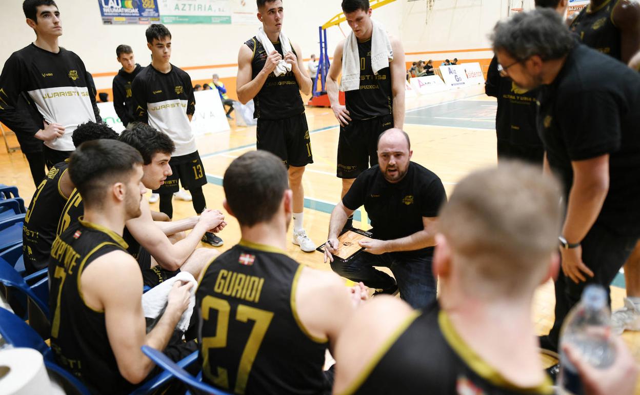 Mikel Odriozola durante un tiempo muerto. 