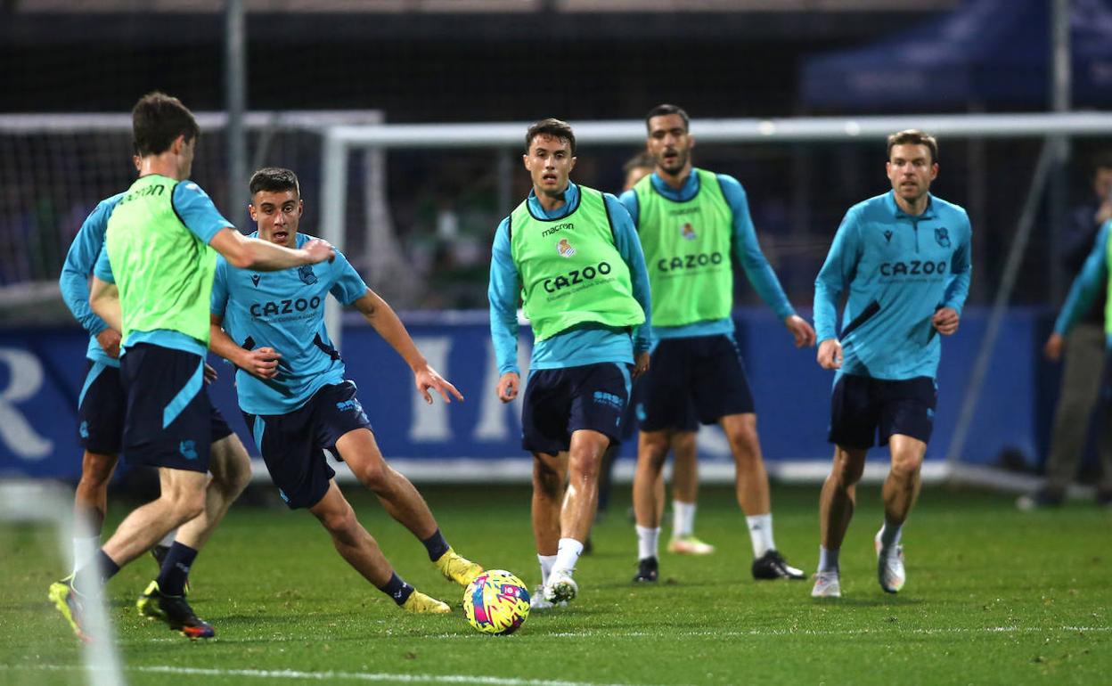 Karrikaburu, Guevara e Illarramendi observan el control de balón de Aritz ante la presencia atrás de Merino.