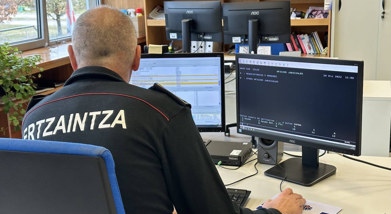 Iñaki Zabala, oficial de Investigación de la Ertzaintza en Gipuzkoa, consulta un ordenador. VÍDEO: Detención en febrero del primer pederasta.