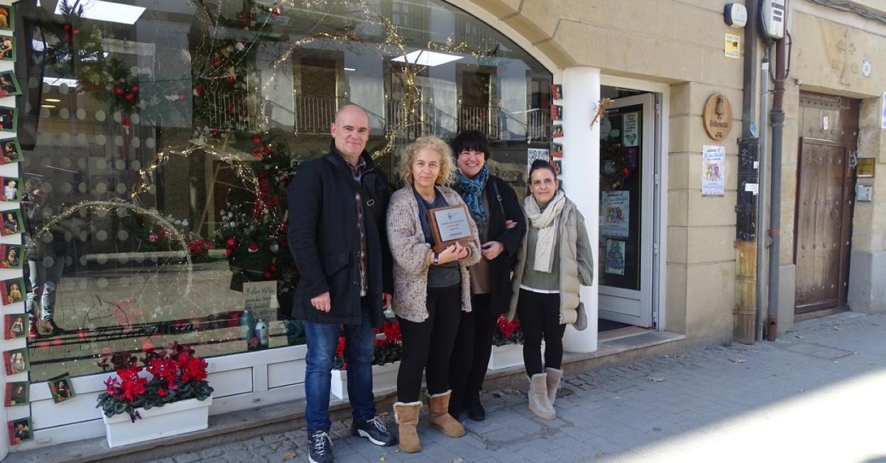 El alcalde Unai Elkoro, Idoia Elexpuru (Belar Meta), Irati Gutiérrez, y la concejala de Cultura, Ainhoa Cabero. 