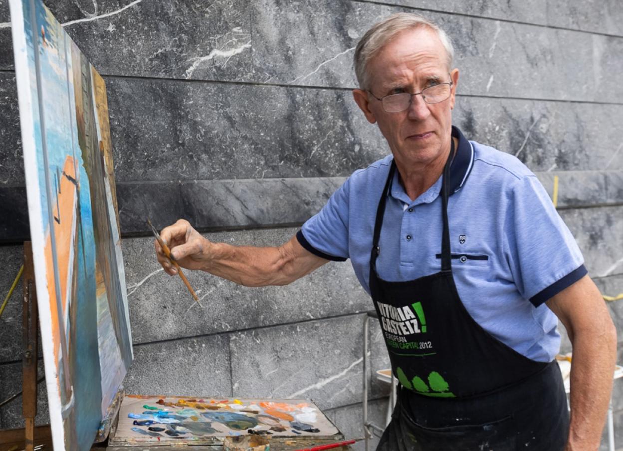 Esteban Oroz en en el concurso de pintura de Mutriku que ganó este verano. 